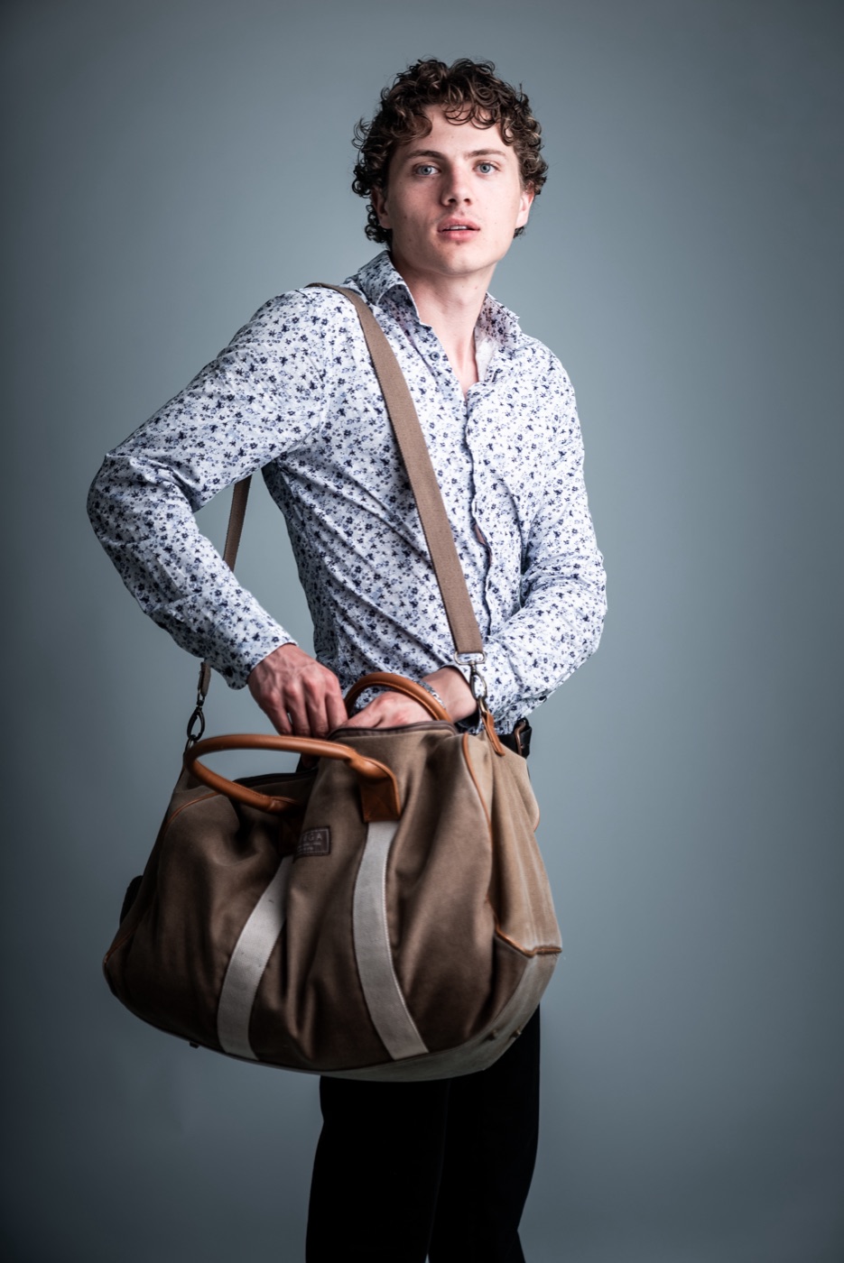 William Jannert: lifestyle portrait with a travel bag